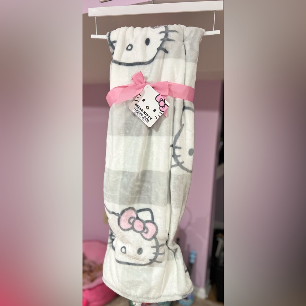 Hello Kitty Gray Gingham Throw